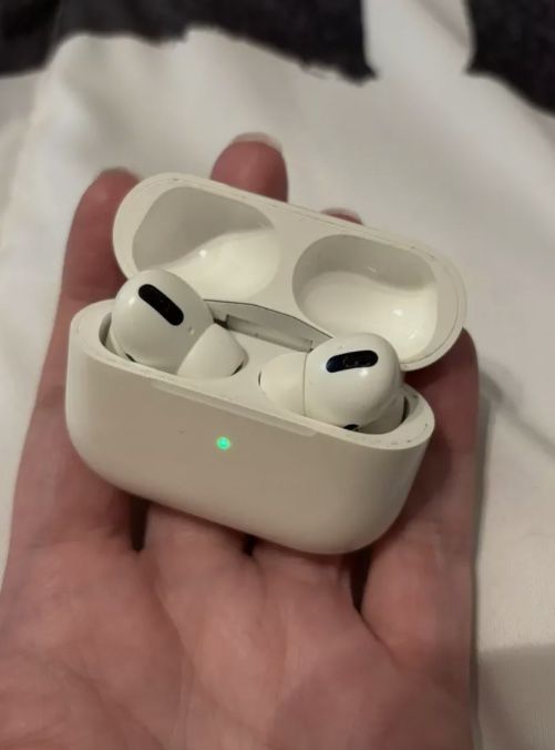 Apple Airpods Pro ( 2nd gen) With Charger Case  