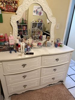 Girls Twin Bed And Dresser set