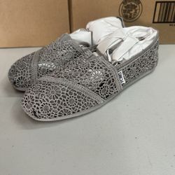 Size 7.5 ~ TOMS Women’s Crochet Lace Slip-On Shoes Grey Floral Mesh Espadrilles