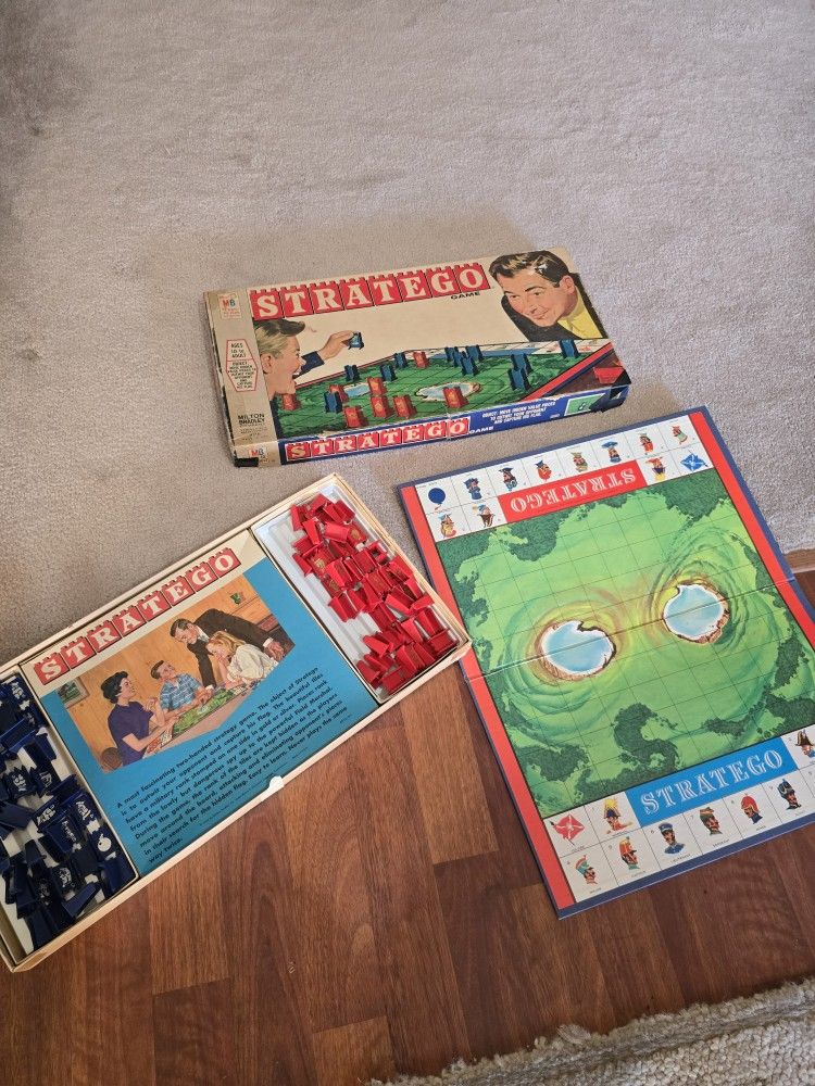 STRATEGO VINTAGE BOARD GAME 