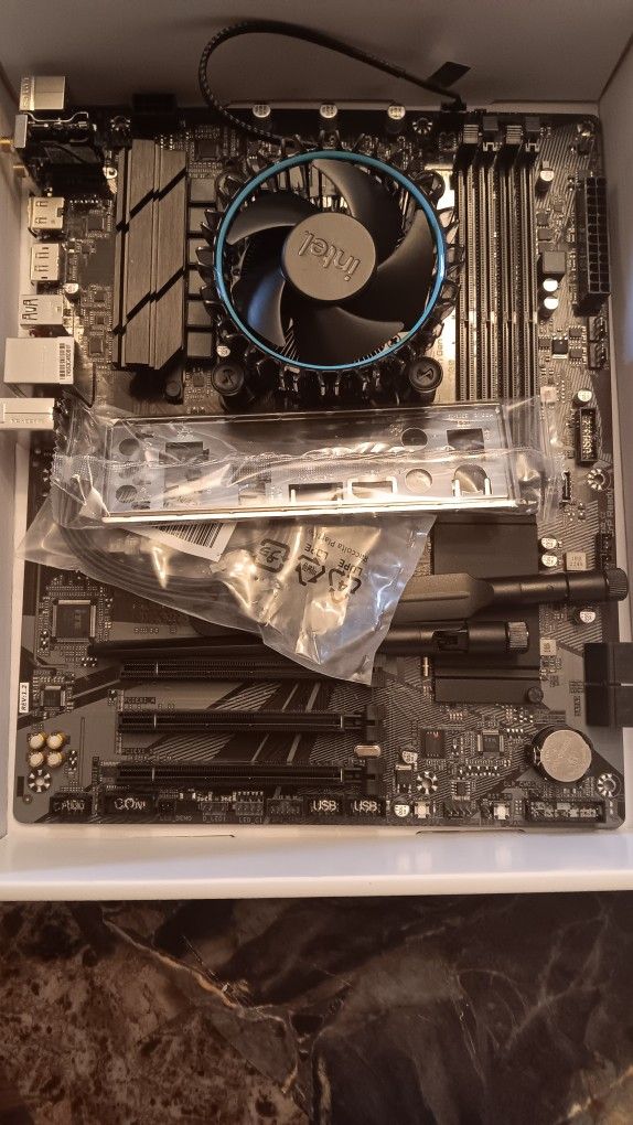 i3-12100F + Gigabyte B660 DS3H DDR4 AC Bundle –