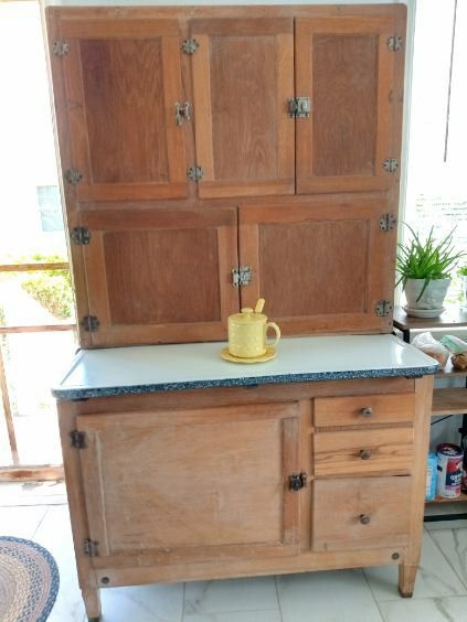BEAUTIFUL KITCHEN HUTCH