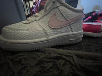 Girls Pink  Nike 8c 