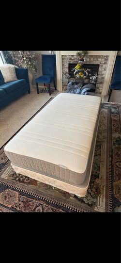 Twin mattress/box spring (like new)