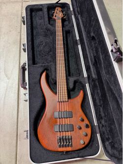 Peavey Cirrus BXP 5 String Bass with SKB Case