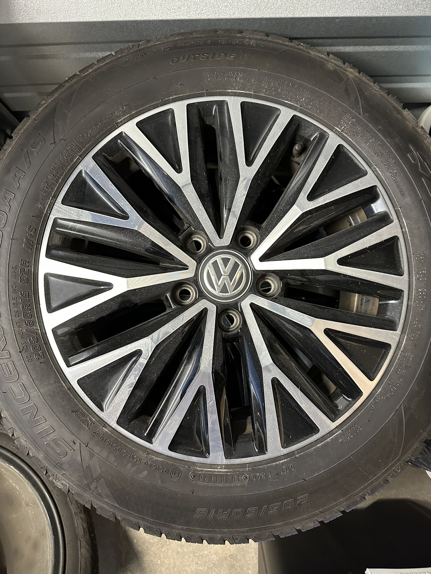 2020 Volkswagen Wheels & Tires