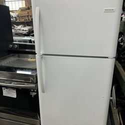 Frigidaire 30in Top And Bottom Refrigerator 4 Months Warranty 