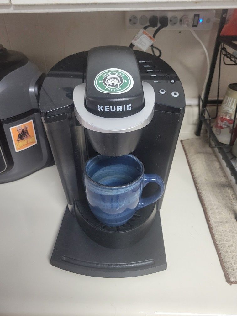 Like New Keurig Coffee Maker w/ Lots of Extras