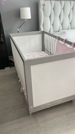 Cuna color gris y blanco