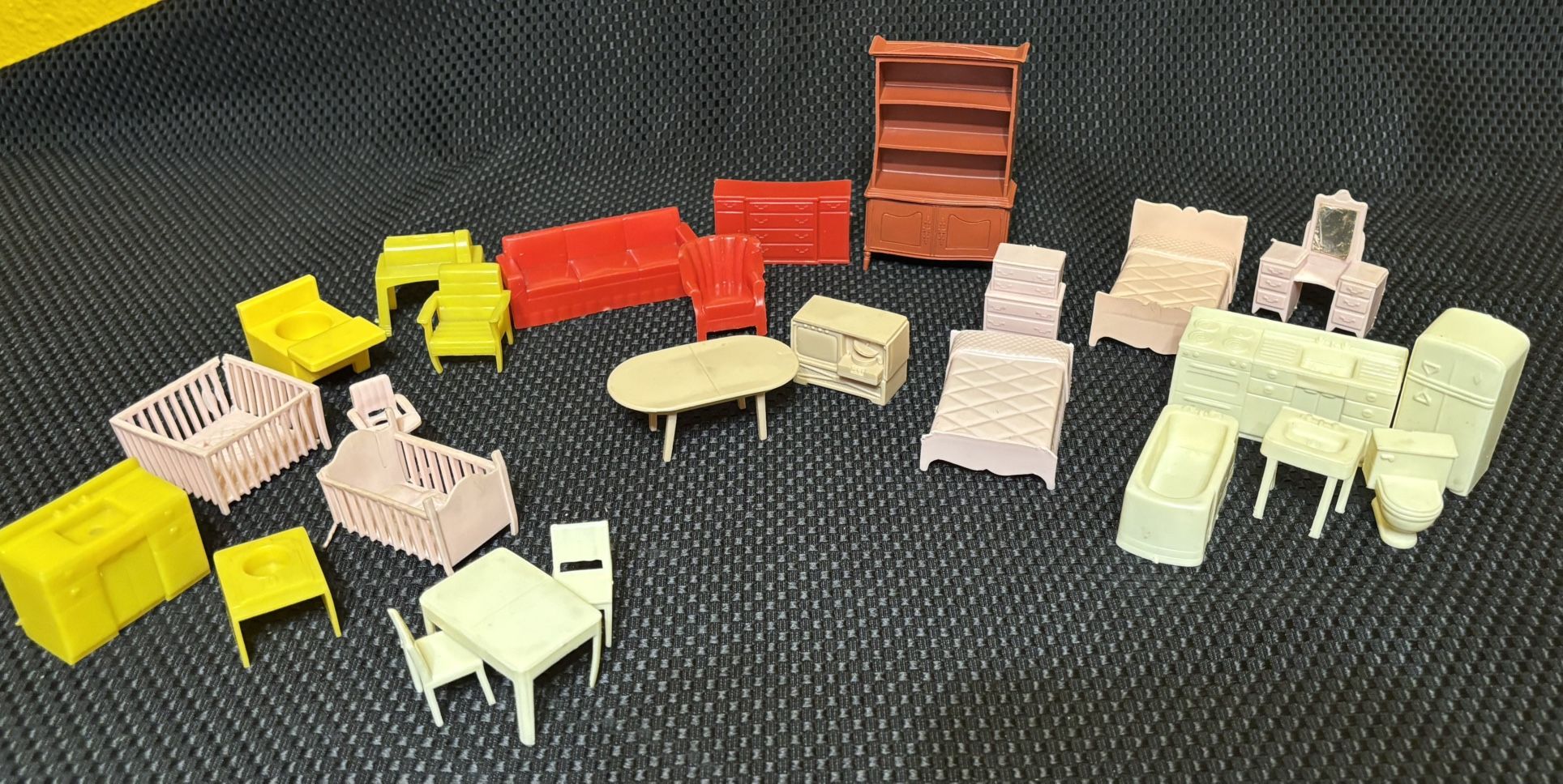 26 Pieces Miniature Dollhouse Furniture 