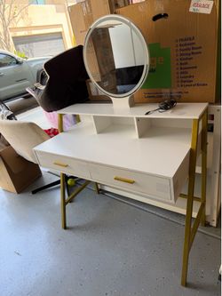 Vanity Makeup Desk with Mirrored Light