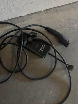 Audi charger electric Etron suv