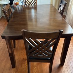Dinning Table with four chairs ! Perfect for Thanks giving dinner!