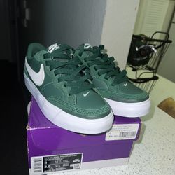 NIKE SB ZOOM POGO PLUS PRM $85 Size 5 Youth 