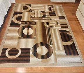 Beautiful area rug 5 x 8