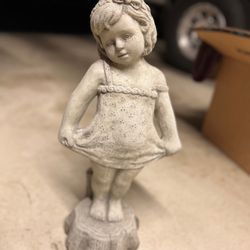 Little girl garden statue