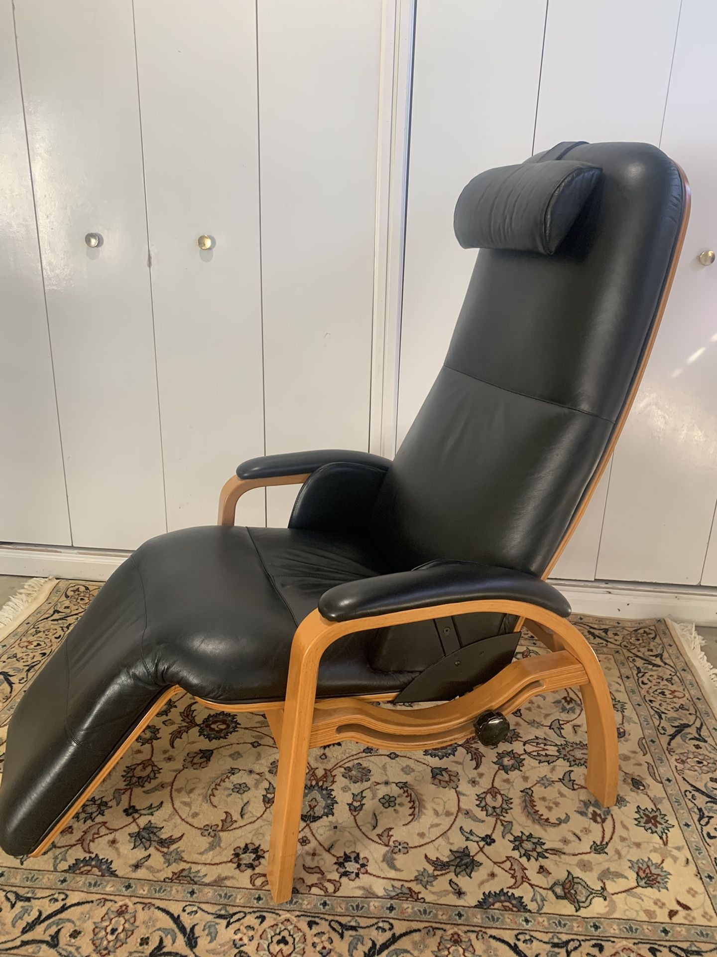 Nepsco Backsaver Black Zero Gravity Recliner Chair