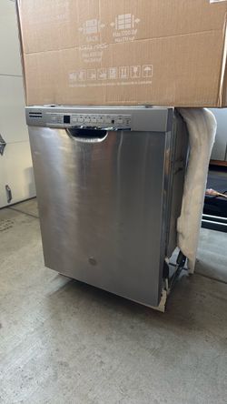 GE Stainless Steel Dishwasher – Model GDF630PSM3SS