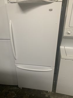 Nevera Maytag de 30” freezer abajo