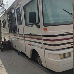 Ford chassey Fleetwood beautiful motorhome