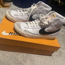 NIKE