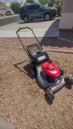 Honda self drive lawn mower with bag