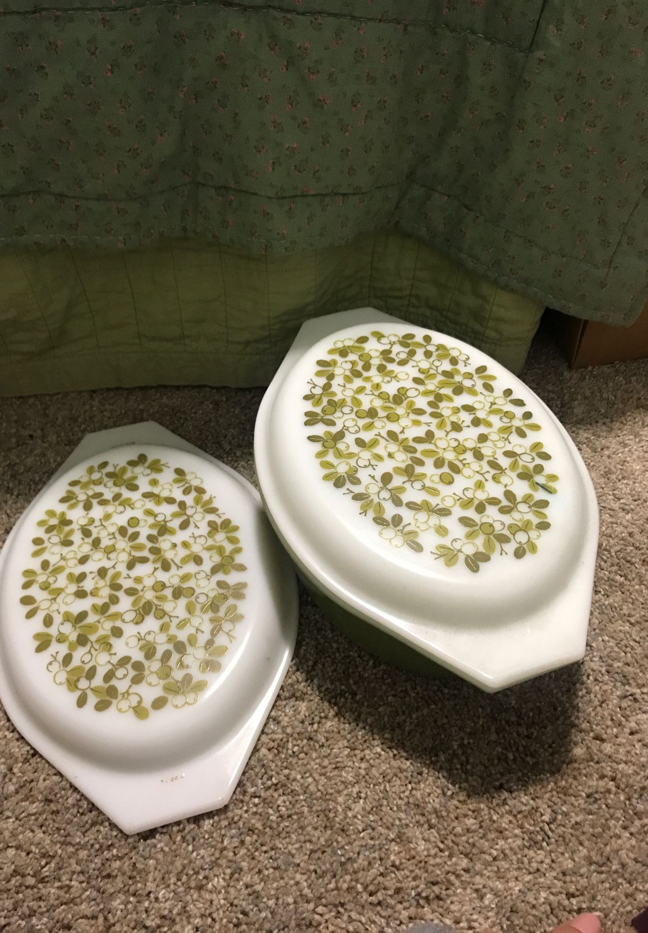 Pyrex green baking dish, casserole dish, with lid!