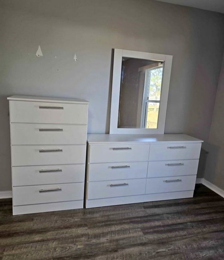 Dresser Whit Mirror And Chest