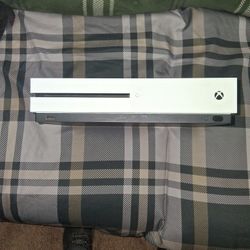 1-X-Box S With One Controller
