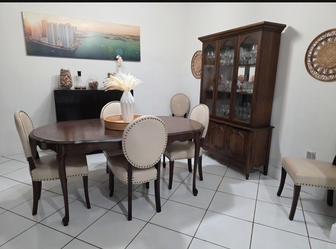 ANTIQUE DINING ROOM SET. VINTAGE