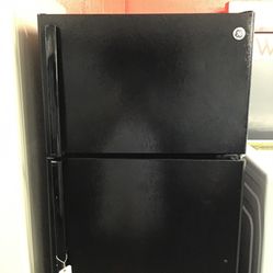 GE 15 Cu Ft Top And Bottom Fridge. 1 year Warranty 