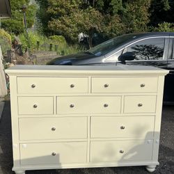 Dresser/nightstand