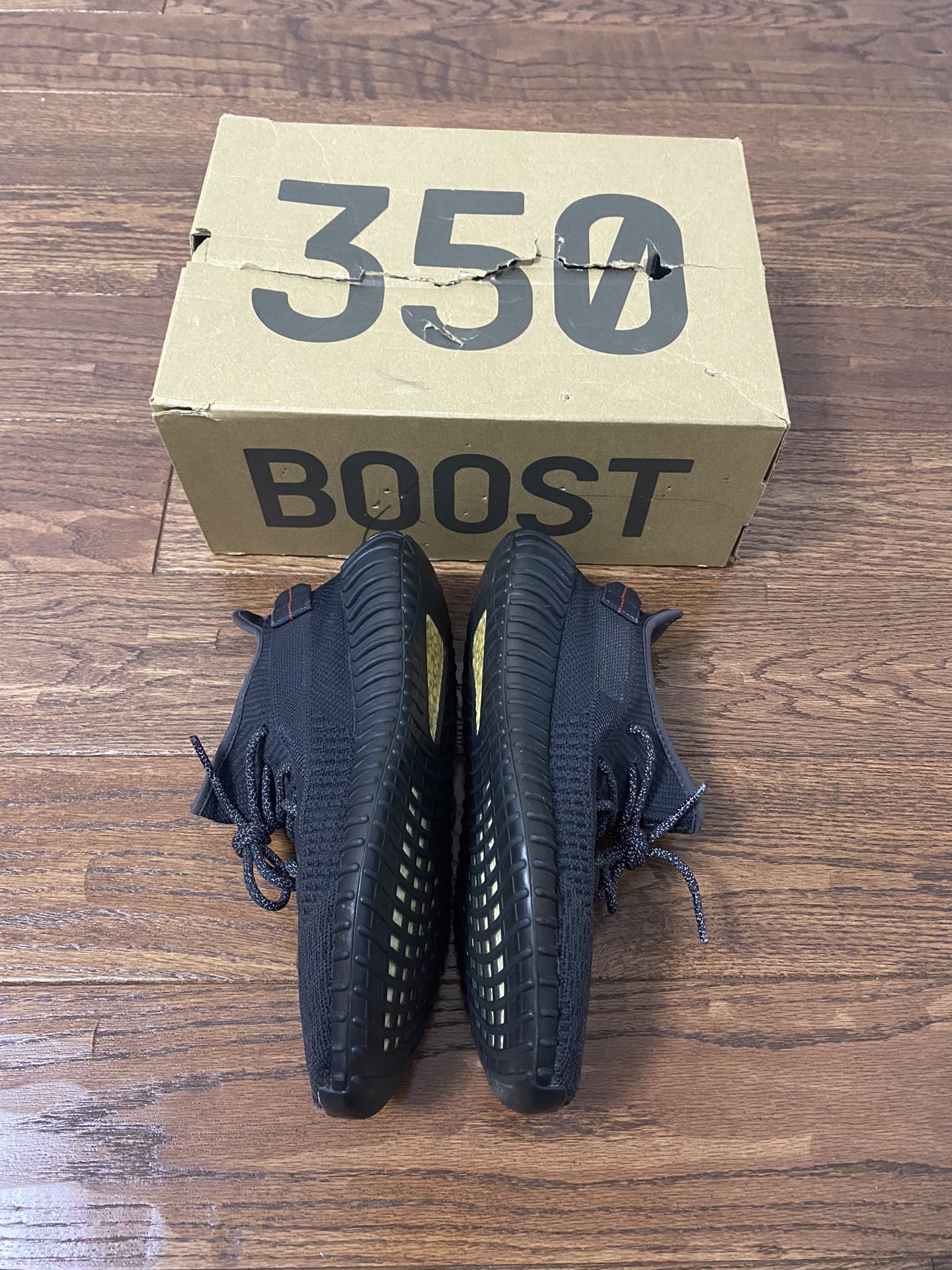 Yeezy Boost 350 V2 Black (Non-Reflective) used w damaged og box for Sale in Brooklyn, NY - OfferUp