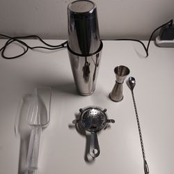 Bartender kit New.
Japanese Shaker KORIKO (the best in the workd).
Included bar spoon syraoner scooper and jigger.
All for Only 20 dollars.
And I gift