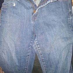 Levi's 8 Capris 