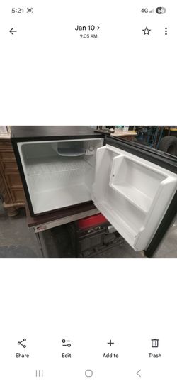 Mini refrigerador y mesa