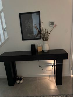 Entry way table