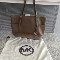 Medium Beige Micheal Kors Purse