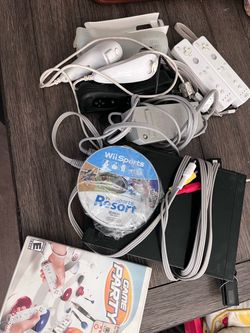 Nintendo Wii Console Bundle with Games and Controllers