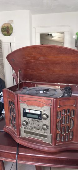 Vintage-style Crosley CR704 all-in-one