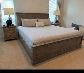 Pottery Barn Livingston King Bed – Gray Wash