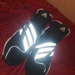 Tenis Adidas negros estilo deportivo con detalles reflectivos 🔥