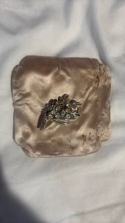 vintage-style silver-tone floral brooch