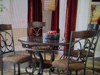 Dining table. 4 chairs