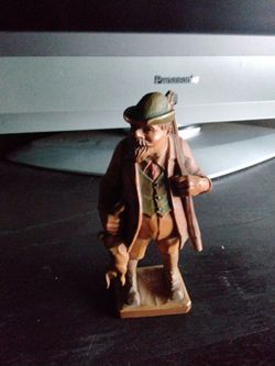 VINTAGE "RABBIT HUNTER" CARVED 7" KUNO BIERLING WOOD SCULPTURE - MINT