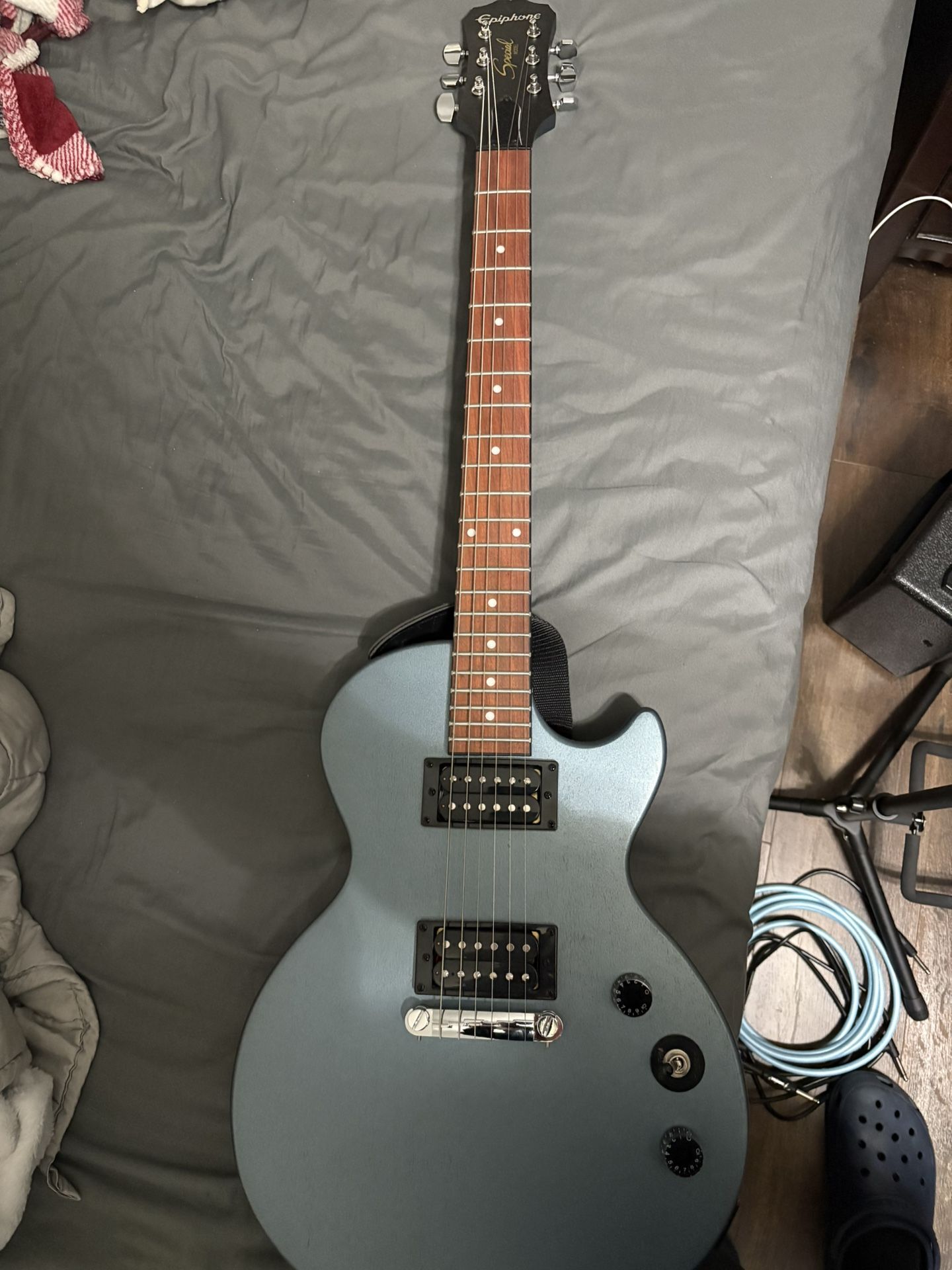 Epiphone Les Paul Special II and Amp