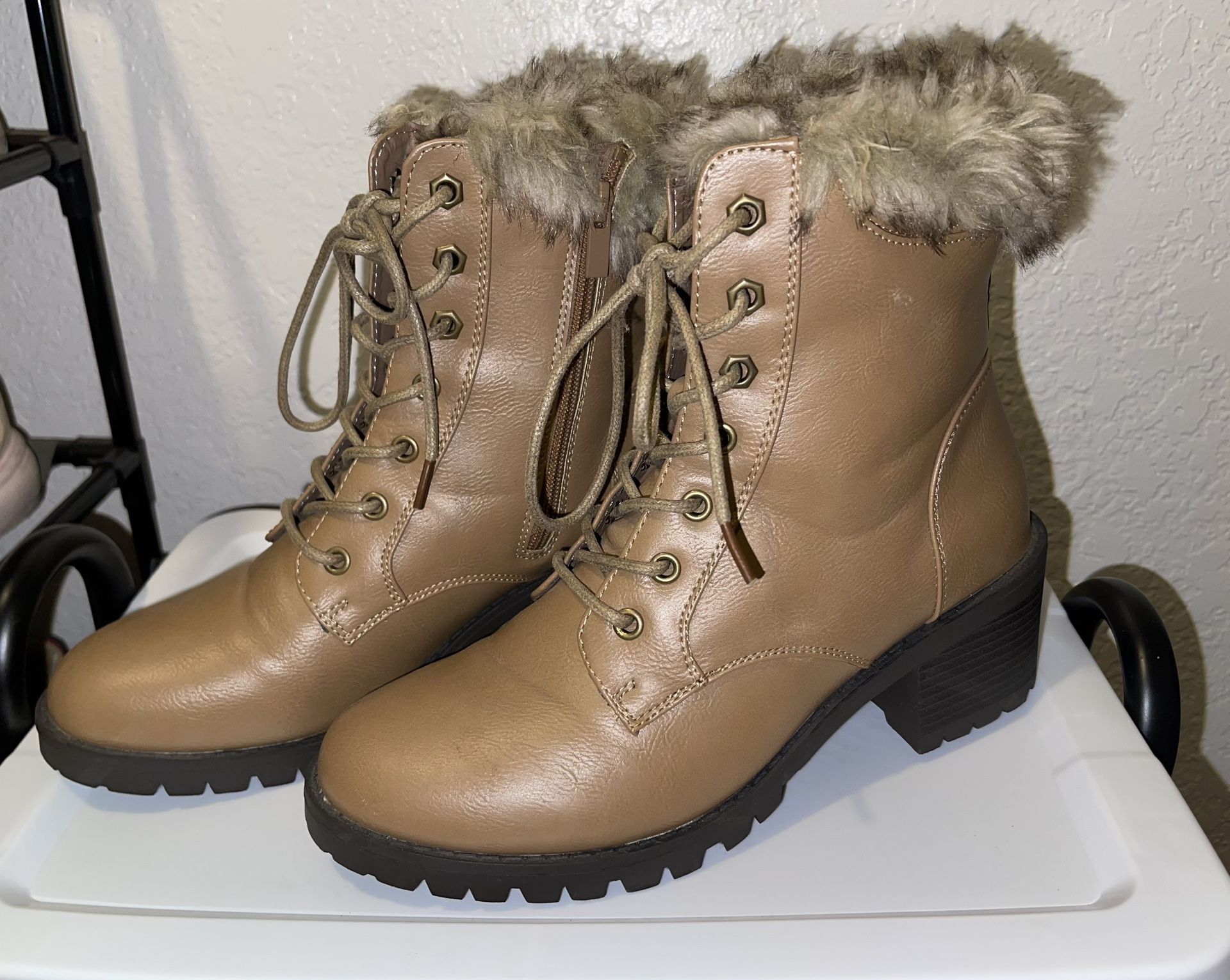 Boots Size 9 Like New 