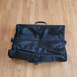 

Tumi Alpha Ballistic 231D3 Bi Fold Garment Bag Carry On Nylon Luggage. Pre-owned, great shape, no rips or scuffs. Please see photos for details.
It 