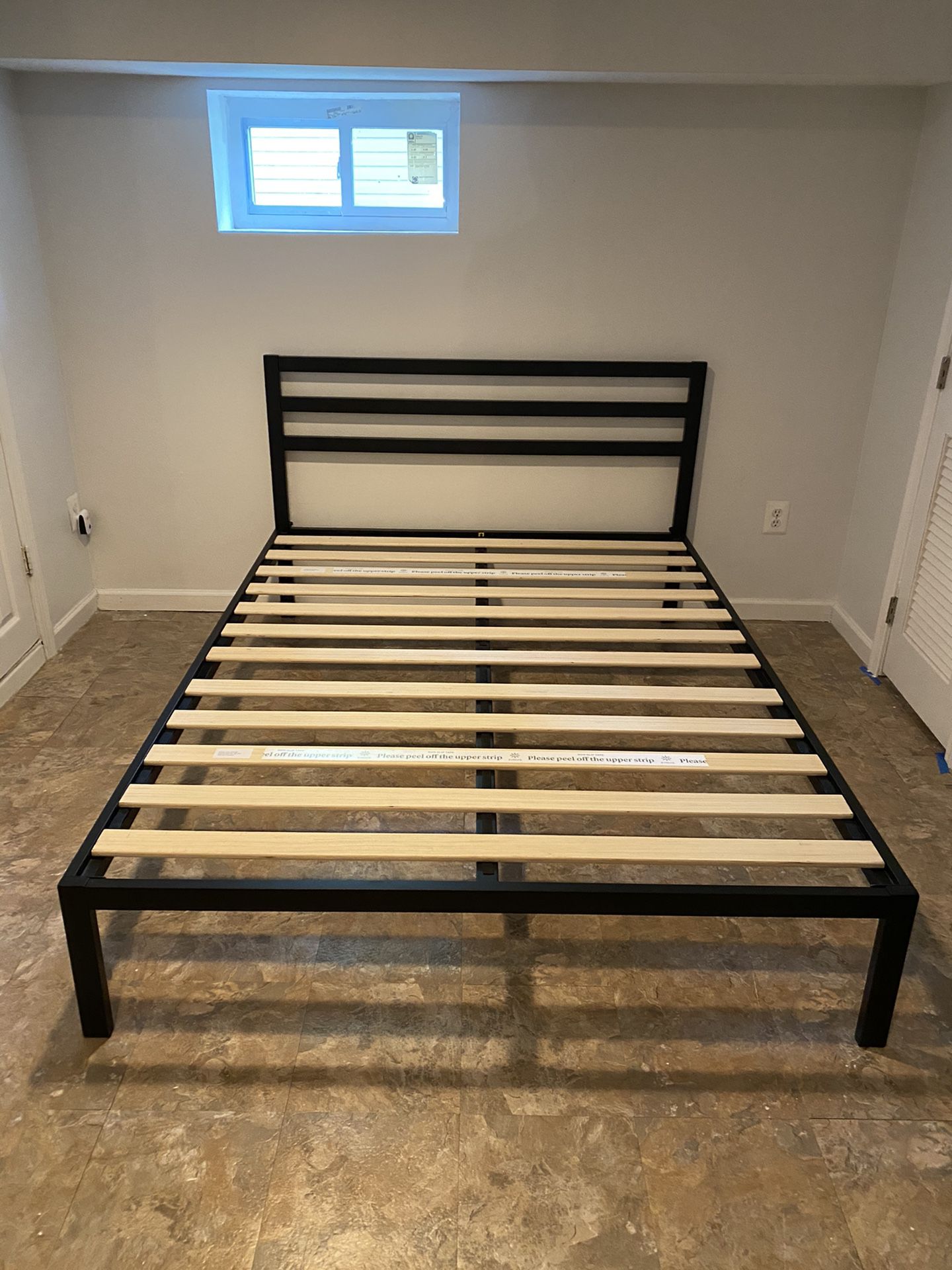Queen steel bed frame with wooden slats (Zinus 14”)