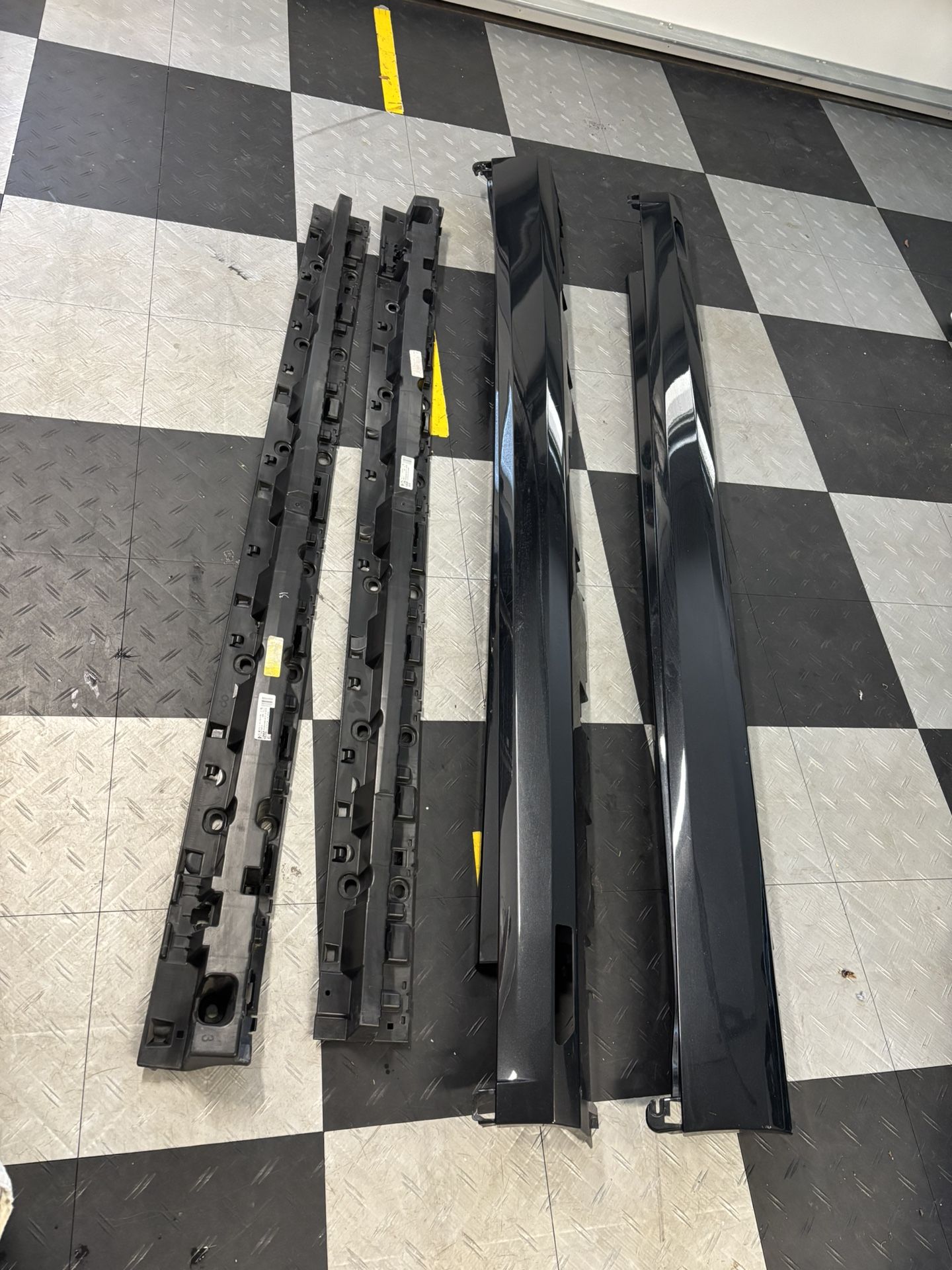 Original side skirts for BMW X7 2020